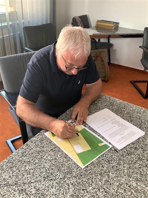 El propietario de la empresa, Jürgen Effner, firma el contrato